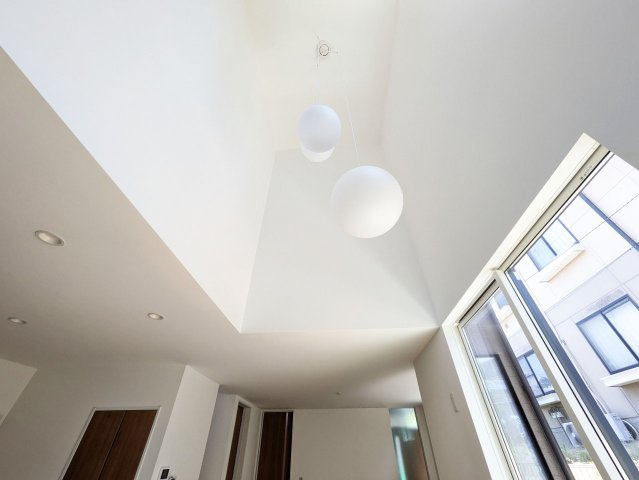 窓から差し込む光と吹き抜けが織りなす彩光はリビングを明るく広々としたスペースに感じさせてくれます。