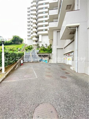 美しい高層建築がそびえる開放感あふれる空間です。広々とした駐車スペースがあり使い勝手に優れています。緑豊かな環境が周囲を彩り日々の暮らしに潤いを与えます。