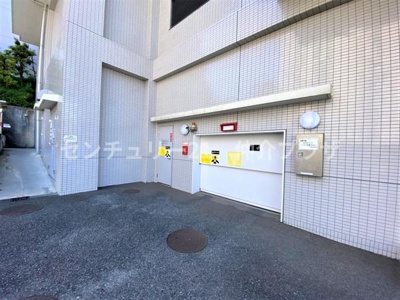 広々とした駐車場スペースが確保されています。建物の外観はシンプルでモダンなデザインです。安心感のある防犯対策が施されています。使い勝手の良さが魅力の一つです。
