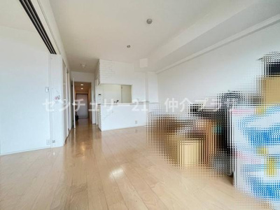 シンプルで落ち着いた雰囲気のリビングです。広々とした空間が魅力的でインテリアを自由に楽しめます。白を基調とした内装はどんな家具とも相性が良さそうです。