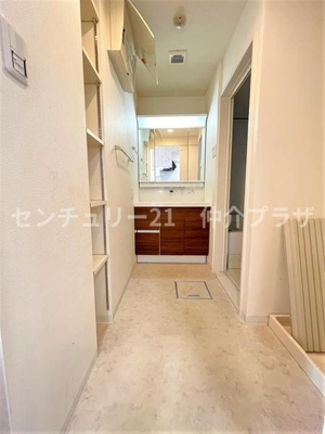 広々とした洗面所は毎日の身支度に便利な収納スペースが充実しています。シンプルで洗練されたデザインが清潔感を引き立てます。照明がしっかりと設計されており明るく快適な空間です。