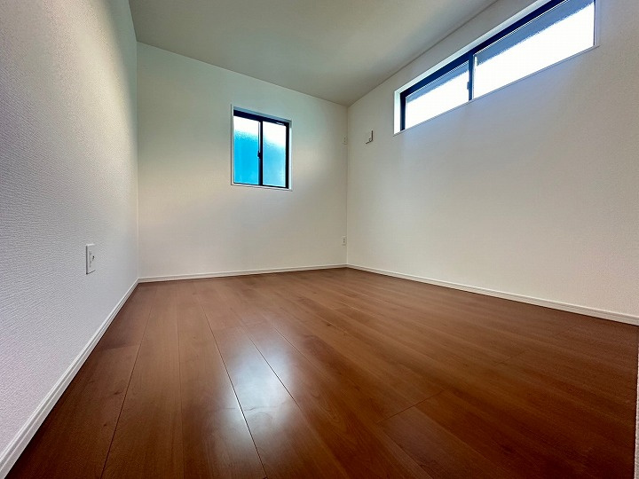 木の温もりを感じられる色調のフローリング