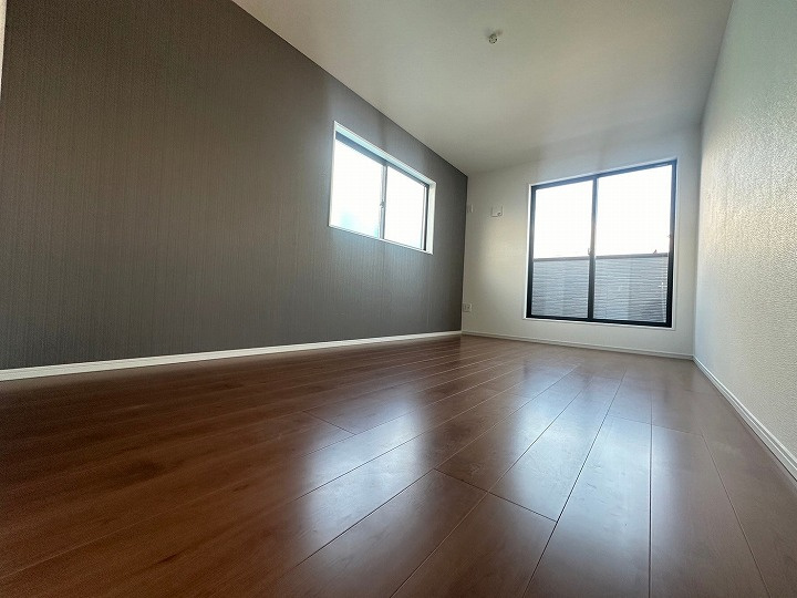 二採光の洋室。バルコニーに出られる大きな窓が特徴で日差しがたっぷり差し込みます。