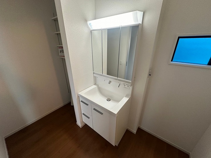 忙しい朝でも快適に身だしなみを整えることができる三面鏡化粧台