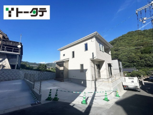 清潔感のあるホワイトの外観。前面道路からスムーズに出し入れできるカースペースが魅力的です。