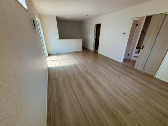 縦長タイプのリビングはキッチンから一望できる間取りなので、家事をしながらでもコミュニケーションが取れます◎