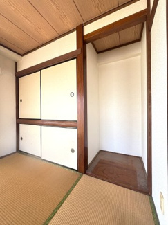 押入れの横には、掛軸や置物、花瓶などを飾れる床の間。和インテリア好きさんにおすすめです♪