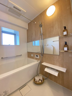 木目調の壁面が印象的なバススペース。リラックスタイムをより豊かに演出します。