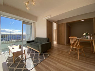 大きな窓から自然光がたっぷり差し込む、開放感あふれるリビングです。シンプルな内装でお好みに合わせたインテリアも楽しめます♪