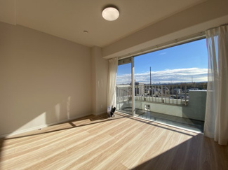 バルコニーに面した約5.7帖の洋室です。
たっぷりの自然光が差し込み、快適にお過ごしいただけます。