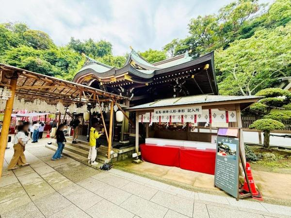 歴史を感じさせる佇まいが魅力の江の島神社です。緑に囲まれた静かな環境が広がります。訪れる人々の写真を撮るスポットとしても人気です。日本の伝統を感じることができます。