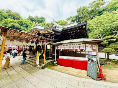 歴史を感じさせる佇まいが魅力の江の島神社です。緑に囲まれた静かな環境が広がります。訪れる人々の写真を撮るスポットとしても人気です。日本の伝統を感じることができます。