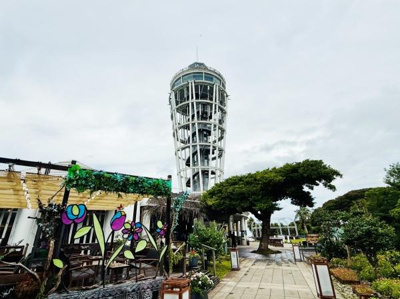 江の島のシンボル、シーキャンドルです。周囲には緑や花が彩りを添え散策にも適した並木道が整っています。