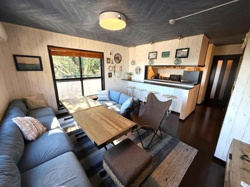 落ち着いた照明と木目調のインテリアが心地よさを演出しています。広々としたリビングは家族や友人と楽しい時間を過ごすのに最適な空間です。窓からの自然光が部屋全体を明るくしています。