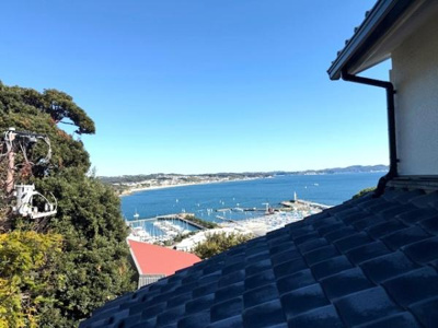 開放感あふれる眺望が広がります。視界には美しい海が広がり日常を忘れるひとときを楽しめます。風の音を感じながら心地よい時間を過ごせる眺めです。時折船が行き交う様子も楽しむことができます。