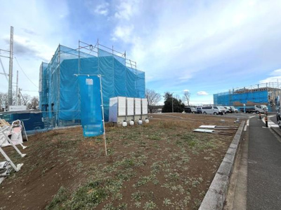 新しい外観の建設現場が広がっており将来を期待させます。周囲の環境に溶け込むデザインが印象的です。広々としたスペースが確保されており自由なプランニングが可能です。