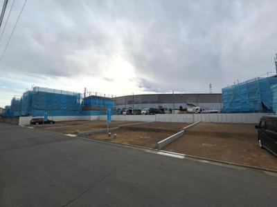 広々とした敷地が魅力的でさまざまな用途に対応可能です。周囲の開放感があり将来的な発展が期待できます。駐車スペースも十分確保されており利便性が高いです。青空が広がる中工事も着々と進行中です。