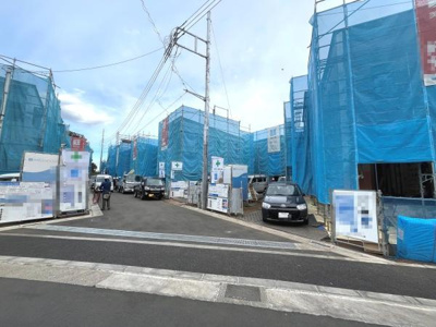 静かな住宅街に位置し広々とした前面道路が印象的です。現在建設中の物件が立ち並び将来の暮らしに期待が高まります。ブルーシートで覆われた建物がこれからどのように完成するのか楽しみです。