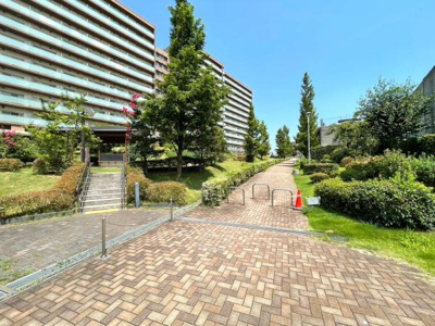 緑豊かな環境に囲まれたマンションで自然を感じながら快適に過ごせます。広々とした歩道があり散歩やジョギングに最適です。陽当たりの良い場所でリラックスした時間をお楽しみいただけます。