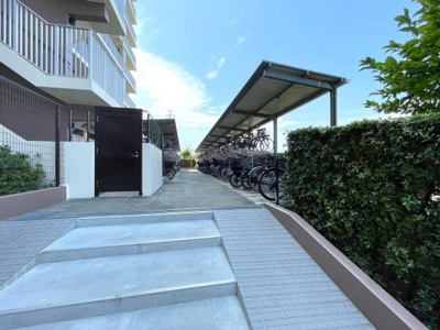 広々としたエントランス前のスペースは快適に車両の出入りが可能です。周囲に高層マンションが立ち並び都会的な景観を堪能できます。青空が広がる開放感のあるロケーションが魅力です。