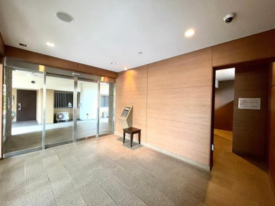 広々としたエントランスが魅力的な空間です。落ち着いた色調が上品な雰囲気を作り出しています。明るい照明が訪れる人を優しく迎え入れます。防犯設備も充実しており安心感を提供します。