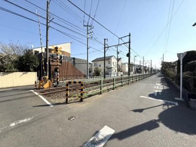 電車の走行音が心地よい魅力的なロケーションです。落ち着いた住環境が広がり安心して暮らせます。日当たりの良い場所に位置し明るさが確保されています。