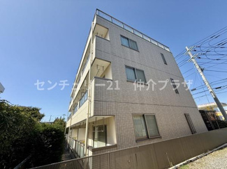 洗練された外観が印象的な建物です。周囲の緑が豊かで心地よい雰囲気が漂います。窓からの景色が楽しめる設計が魅力的です。