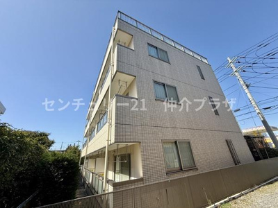 洗練された外観が印象的な建物です。周囲の緑が豊かで心地よい雰囲気が漂います。窓からの景色が楽しめる設計が魅力的です。