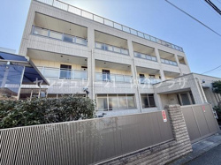 スタイリッシュなエントランスが魅力の物件です。セキュリティとデザインが調和しています。家族やゲストを安心して迎え入れることができます。