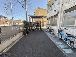 自転車用の駐輪スペースがしっかり確保されています。雨でも安心して使用できる屋根付きです。手入れされた植栽が周りを囲み清潔感があります。自転車を置く場所に困りません。
