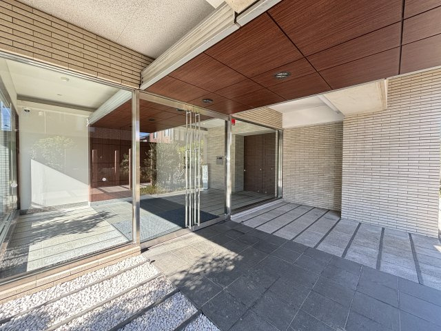 ～ガラスからこぼれる明るい日差しが差し込むエントランス～