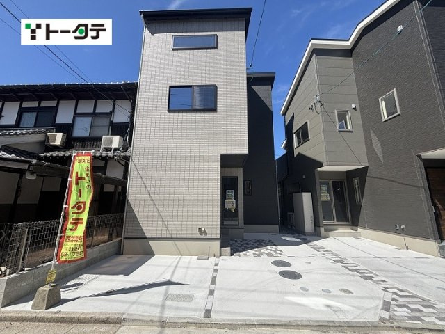 スタイリッシュなツートンカラーが目を引くモダンな外観デザインです。前面にはコンクリート敷きの平坦なカースペースが確保されており、お車の出し入れもスムーズ。周囲を遮るもののない、陽当りの良い好立地です。
