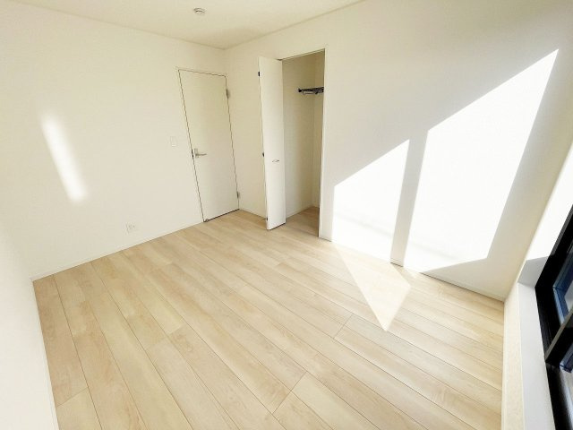 シンプルな洋室は、様々なインテリアに合わせやすいのが魅力です　