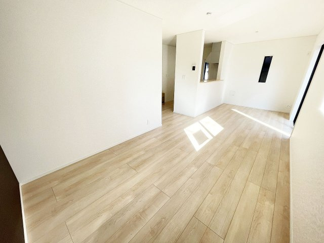 爽やかな自然光が舞い込み、家族との憩いのひとときを過ごす寛ぎの場