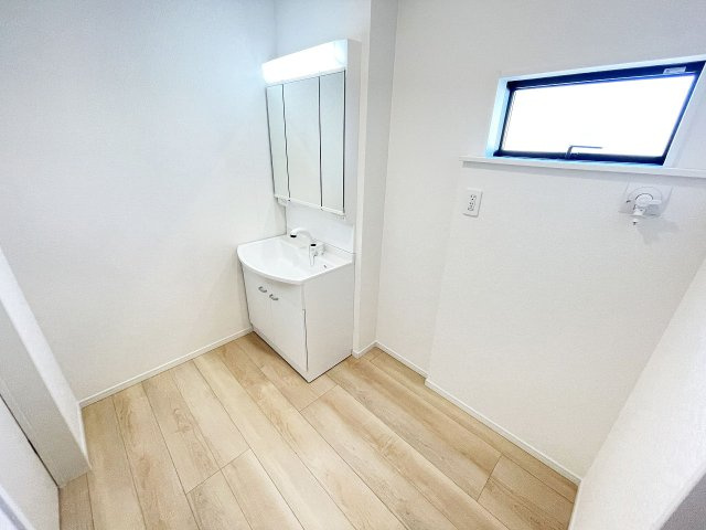 すっきりと片付いた洗面室で、気持ちよく身支度ができます