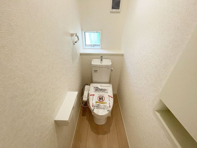 シンプルで使いやすい暖房・温水シャワー洗浄機能付きトイレは標準装備です！