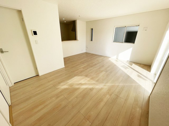 リビングへつながるドアを開くとすぐに開放的なリビングがございます