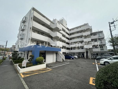 スタイリッシュな外観が印象的なマンションです。駐車スペースも広々としており便利に利用できます。清潔感あるデザインが魅力で快適な生活をサポートします。周辺環境も整っており安心の住まいです。