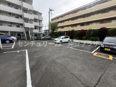 駐車スペースが広く複数の車を安心して駐車できる環境が整っています。周囲には緑が配されており自然を感じつつも実用的なスペースです。敷地内の整備も行き届いており日常の利便性を確保しています。