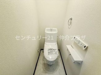 清潔感あふれる落ち着いたトイレ空間です。シンプルなデザインで使いやすさが魅力です。必要な機能がしっかりと揃った設備が整っています。快適なひと時をお過ごしいただけます。