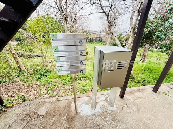 敷地内には緑が広がる美しい景観の中便利な郵便受けが設置されています。郵便物の受け取りがスムーズにできる環境です。落ち着いた雰囲気が感じられる共用スペースを提供します。