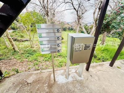 敷地内には緑が広がる美しい景観の中便利な郵便受けが設置されています。郵便物の受け取りがスムーズにできる環境です。落ち着いた雰囲気が感じられる共用スペースを提供します。