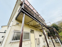 外観のデザインが特徴的な建物です。バルコニーがあり外観に広がりを与えています。外からのアクセスも良好で便利です。