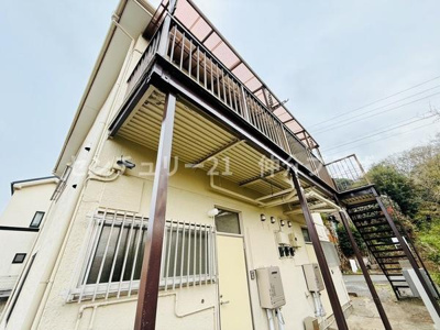 外観のデザインが特徴的な建物です。バルコニーがあり外観に広がりを与えています。外からのアクセスも良好で便利です。