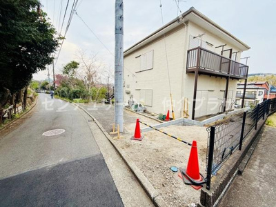 家の前の道路はシンプルで美しい印象を与えます。緑が豊かな環境に囲まれておりリラックスできる雰囲気です。道路の幅も十分でアクセスしやすい立地が魅力です。