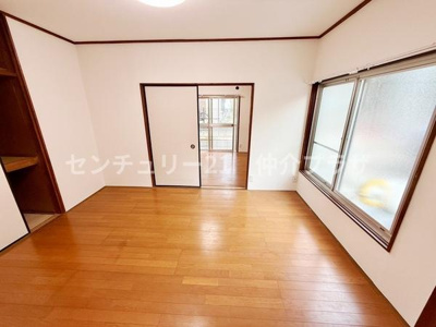 明るい光が差し込む洋室です。広々としたスペースで心地よさを感じることができます。収納スペースもしっかりと確保されており生活しやすい設計です。