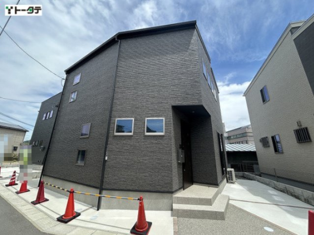 ダークカラーの外壁に特徴的な形の外観が印象的。リズミカルに配置されたスクエア窓がアクセントにプラス。