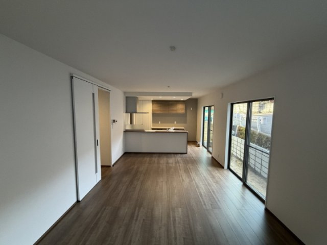 温かみがありながらもダークトーンの床材がお部屋全体をシックで上質な雰囲気に仕立てています。