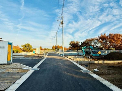 新しく舗装された前面道路が印象的です。周囲には緑も見られ開放感があります。区画の様子がしっかりと確認でき道路幅もしっかり確保されています。整備の進んだ現地の雰囲気が伝わります。