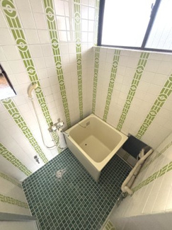 窓付きで換気も楽々！タイルを基調とした清潔感のある浴室です。